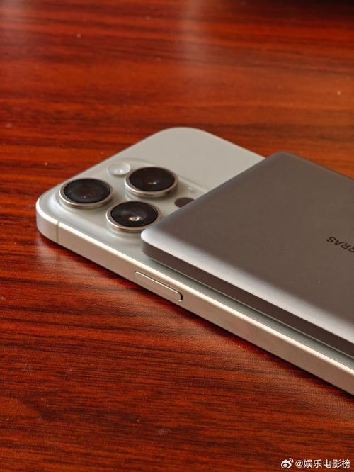 官方 MagSafe 外接电池 智能轻便，重新定义智能手机续航体验